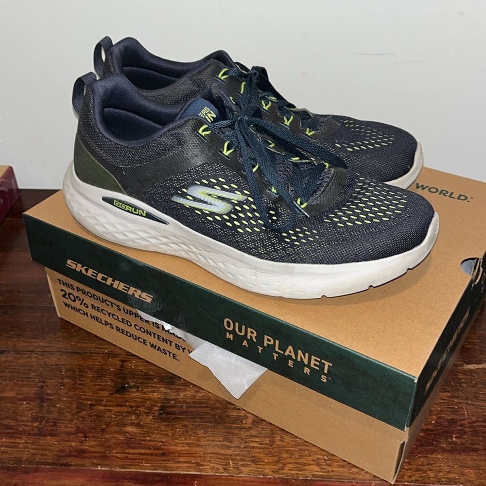 Sketchers Vegan GO RUN tennis shoes walking 10.5 10 1/2 Used Seattle Seahawks